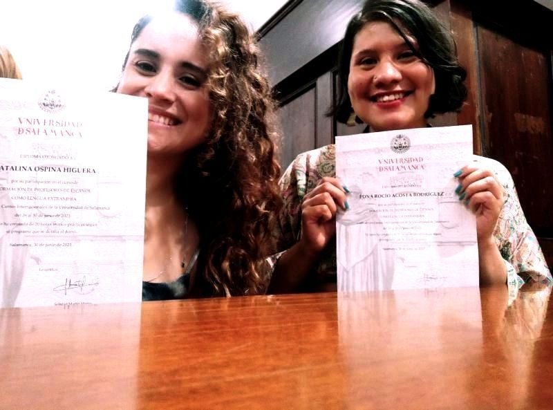 Edna y Catalina con sus diplomas de la Universidad de Salamanca